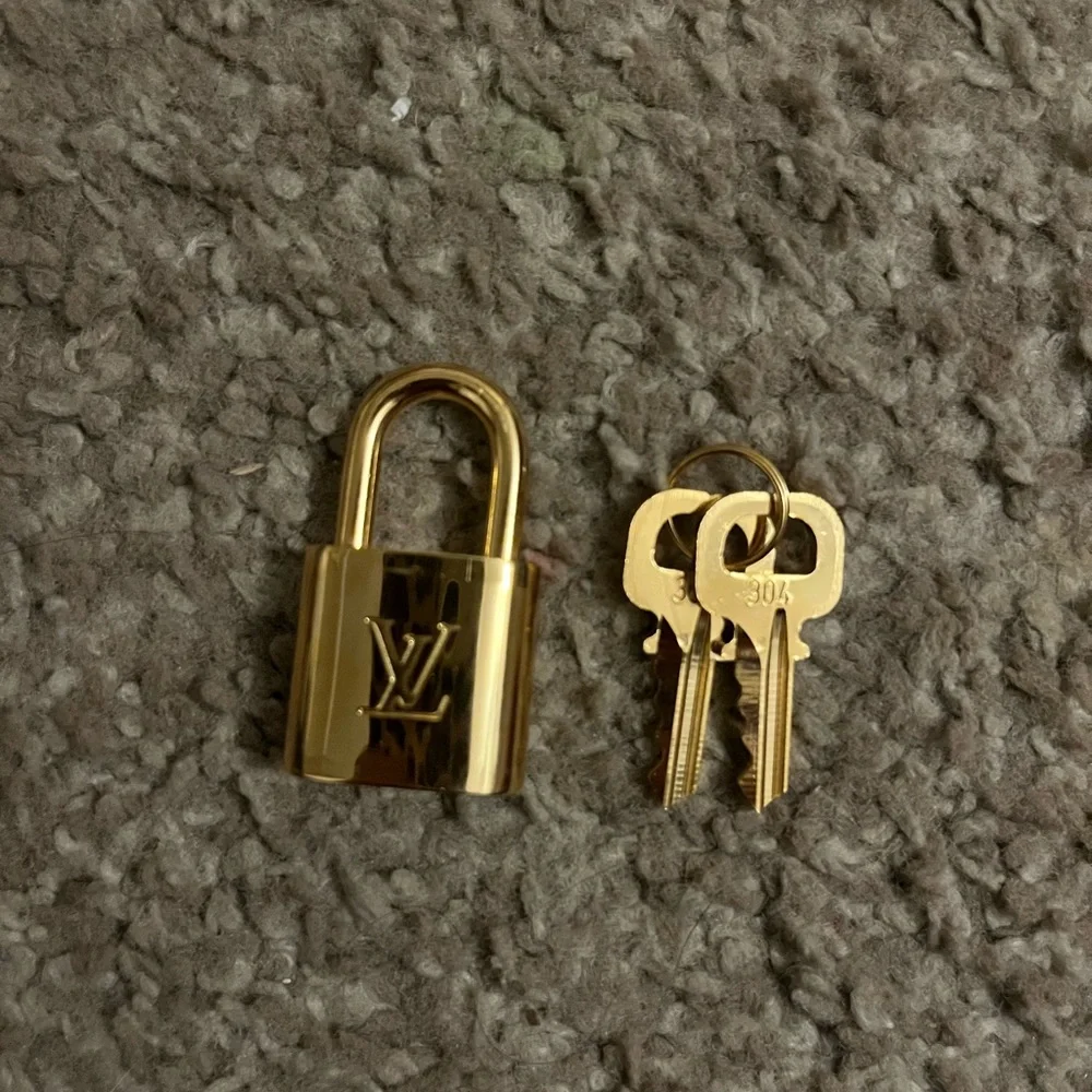 Authentic Louis Vuitton 304 Padlock Set Vintage Brand New Shiny Both Keys & box